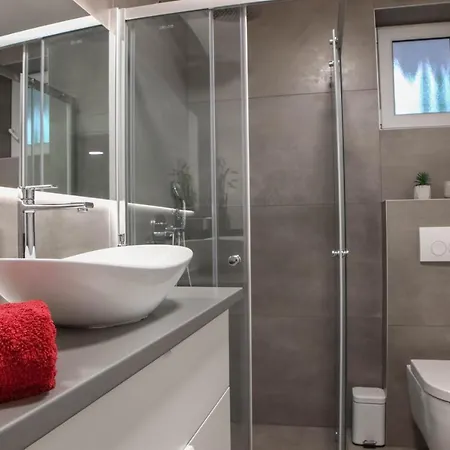 Kuca Za Stanovanje ,cijeli Prostor Apartman Peroj