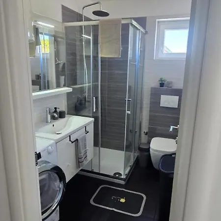 Kuca Za Stanovanje ,cijeli Prostor Apartman Peroj