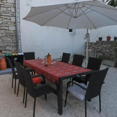 Kuca Za Stanovanje ,cijeli Prostor Peroj