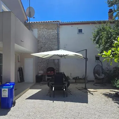 Kuca Za Stanovanje ,cijeli Prostor * Peroj