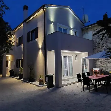 Kuca Za Stanovanje ,cijeli Prostor Apartamento Peroj