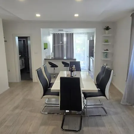 Kuca Za Stanovanje ,cijeli Prostor * Peroj