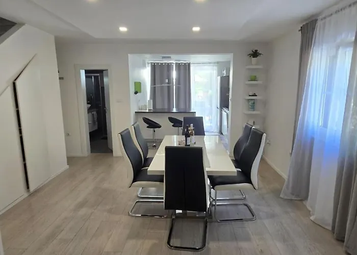 Kuca Za Stanovanje ,cijeli Prostor * 페로이